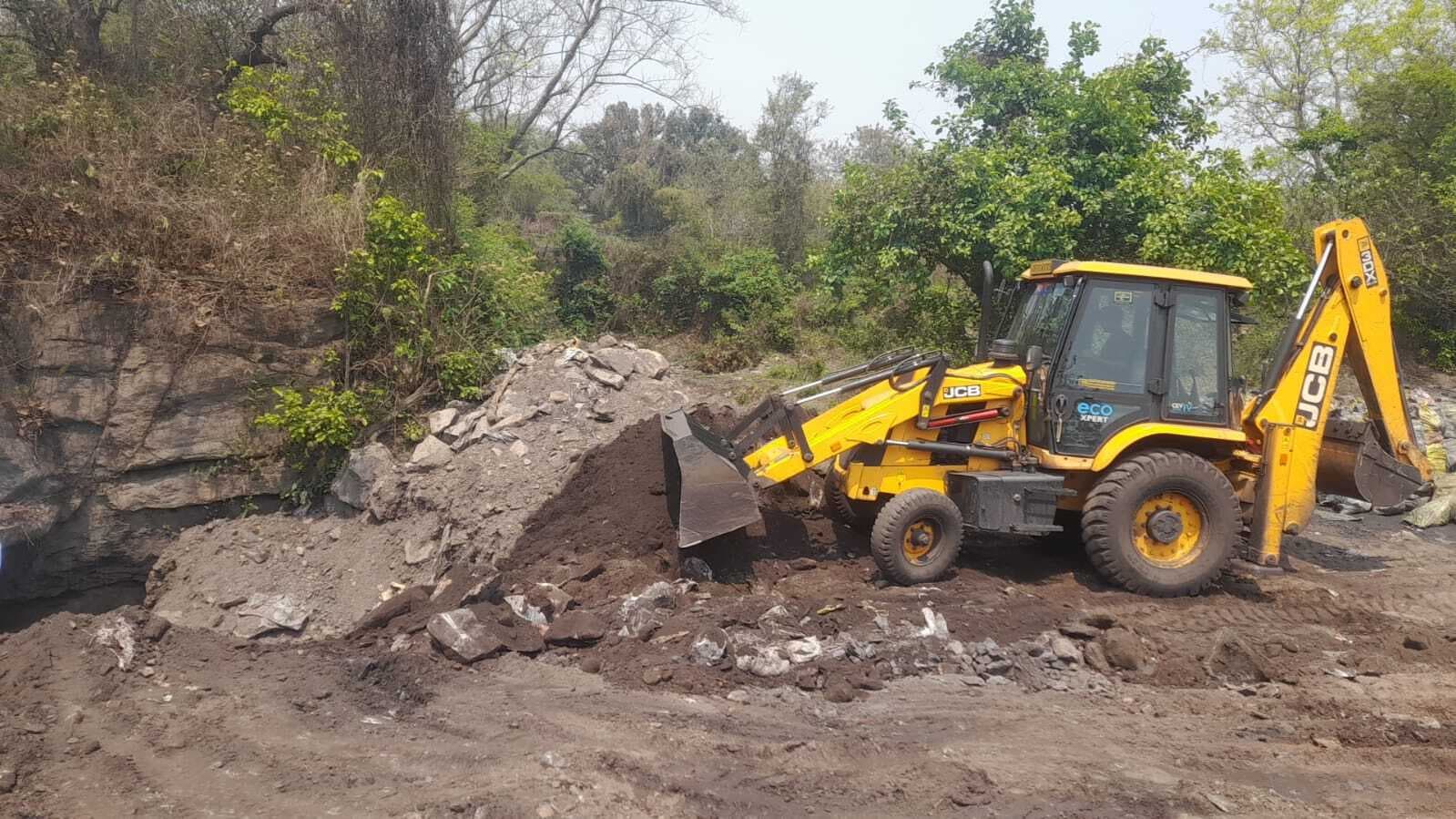 Dhanbad News: कुइयां में 40 टन कोयला व तीन हाइवा जब्त