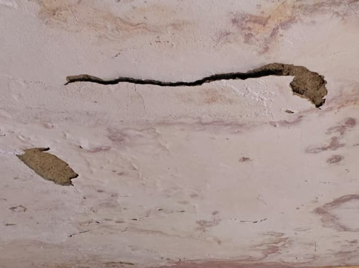 जर्जर भवन में आंगनबाड़ी केंद्र संचालन की तैयारी से बढ़ी चिंता