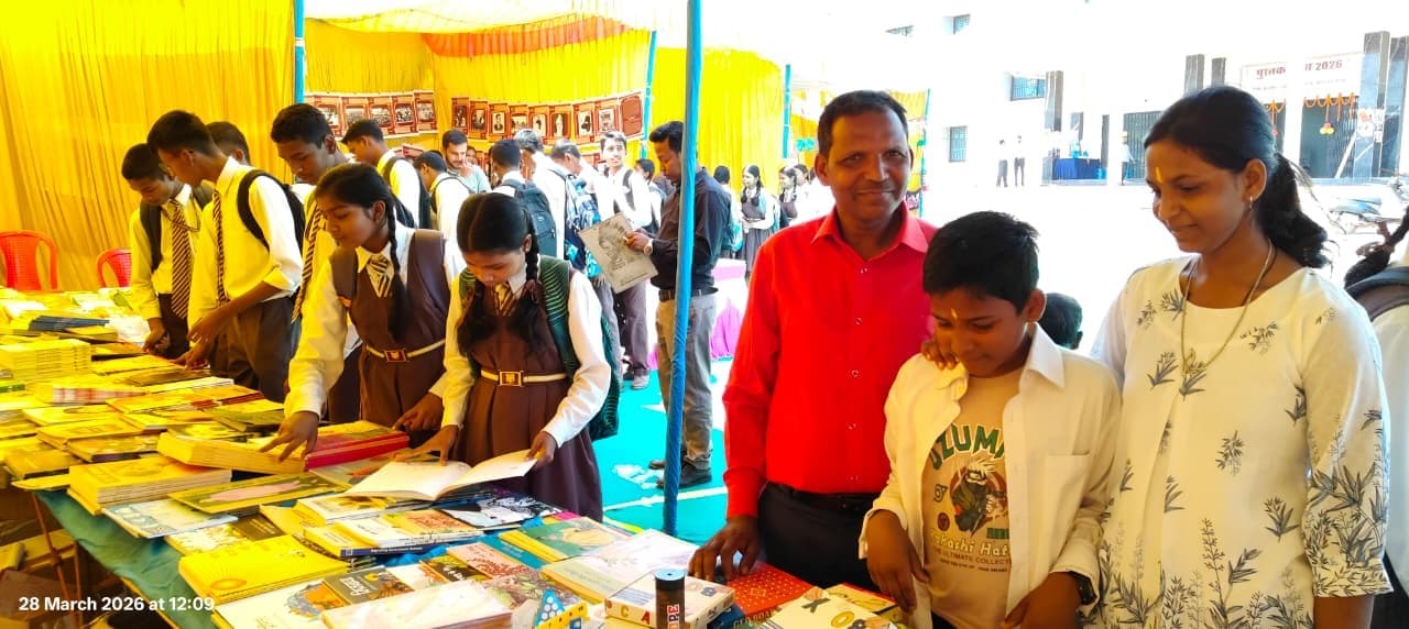 जिलास्तरीय पुस्तक मेला में जुटे लोग