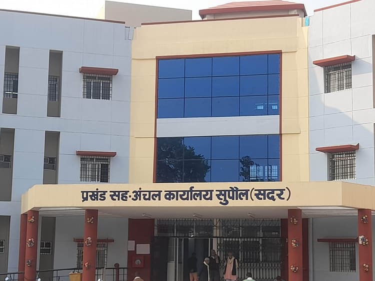 डेढ़ महीने से ठप राजस्व कार्य, हड़ताल से लोगों की बढ़ी परेशानी