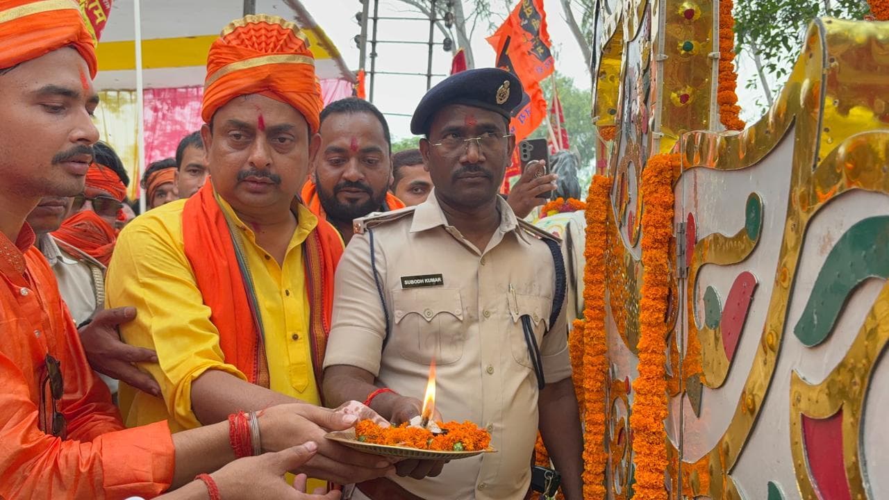 बजरंगबली को चढ़ाया चांदी का मुकुट
