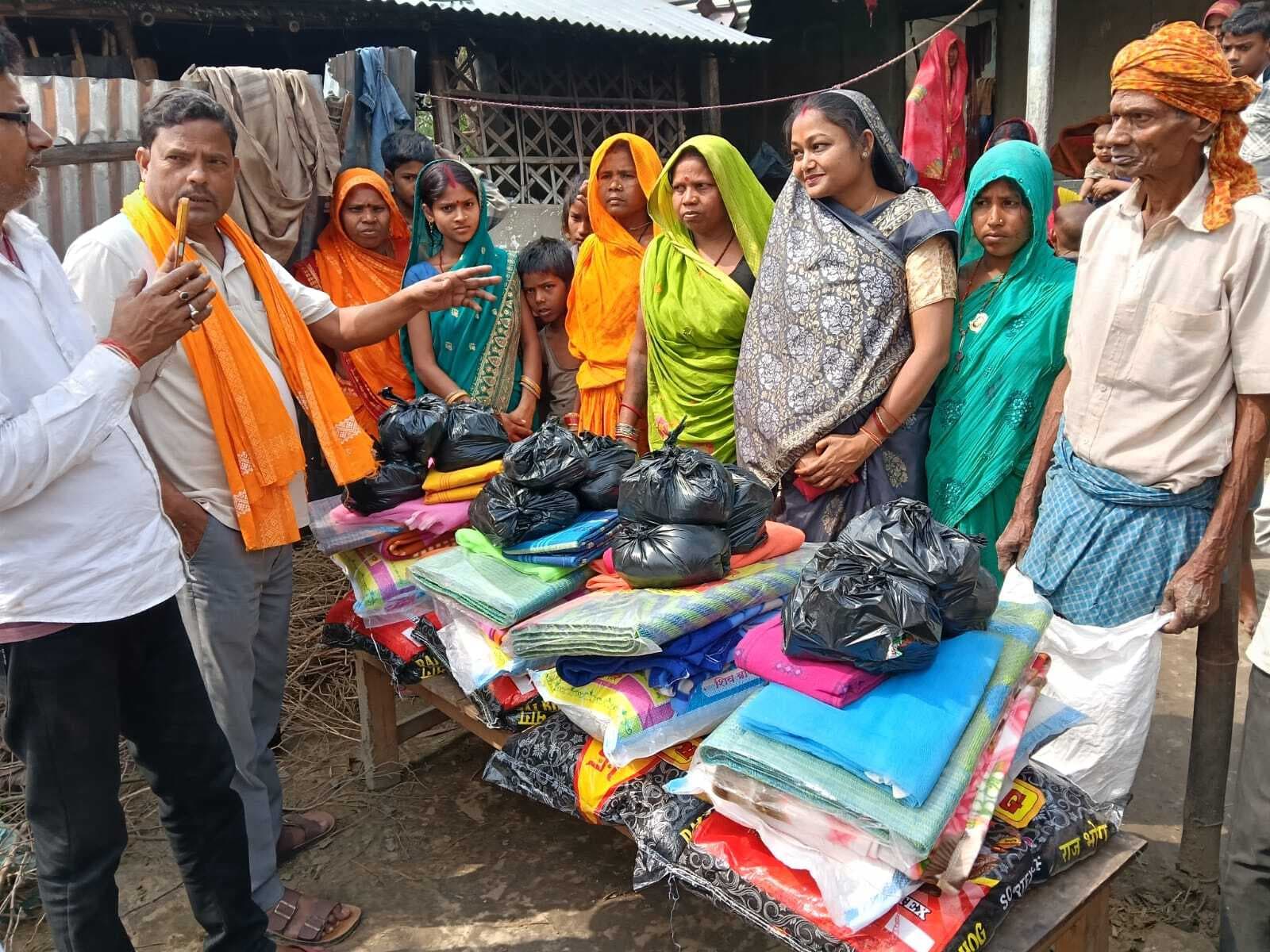 अग्निपीड़ितों के बीच स्थानीय मुखिया ने राहत सामग्री का किया वितरण