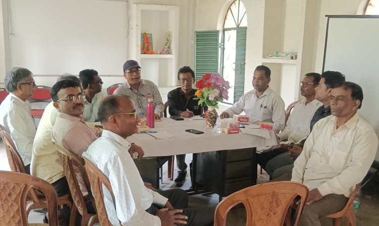 कमजोर छात्रों की पहचान कर विशेष कक्षा का करें संचालन : बीइइओ