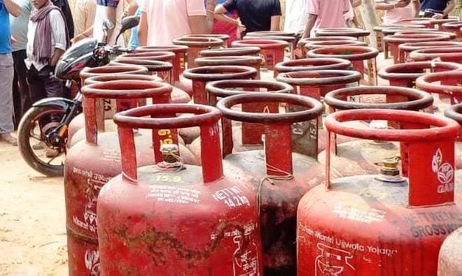 घरेलू गैस सिलिंडर की कम नहीं हो रही परेशानी, एजेंसी में लगातार बढ़ता जा रहा बैकलॉग