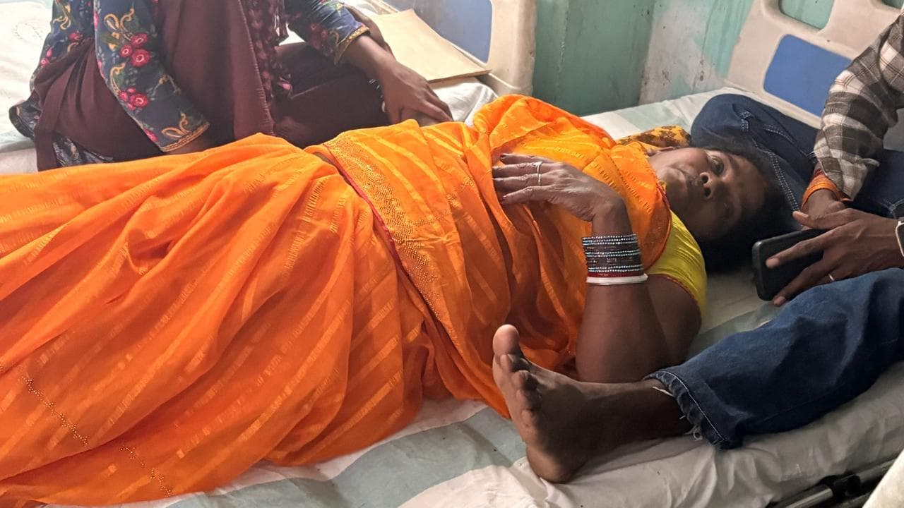 तेज रफ्तार बाइक से बचने में पलटा ऑटो, तीन घायल