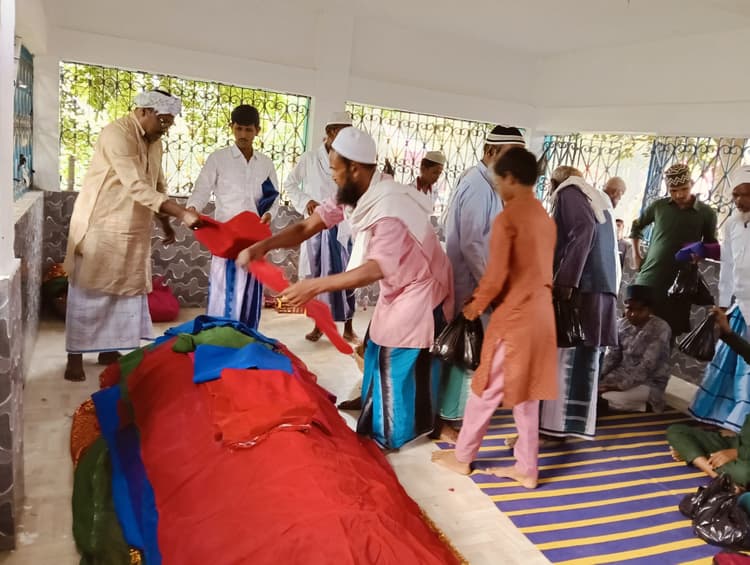 सालीम शाह बाबा के उर्स में अकिदमंदों ने की चादरपोशी