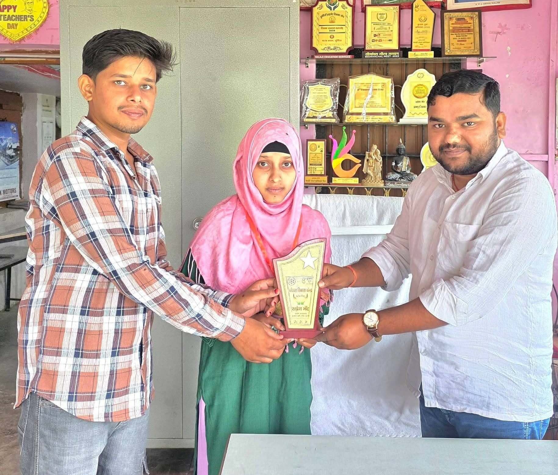 नेहा परवीन को कौशल युवा केंद्र के संचालक ने किया सम्मानित