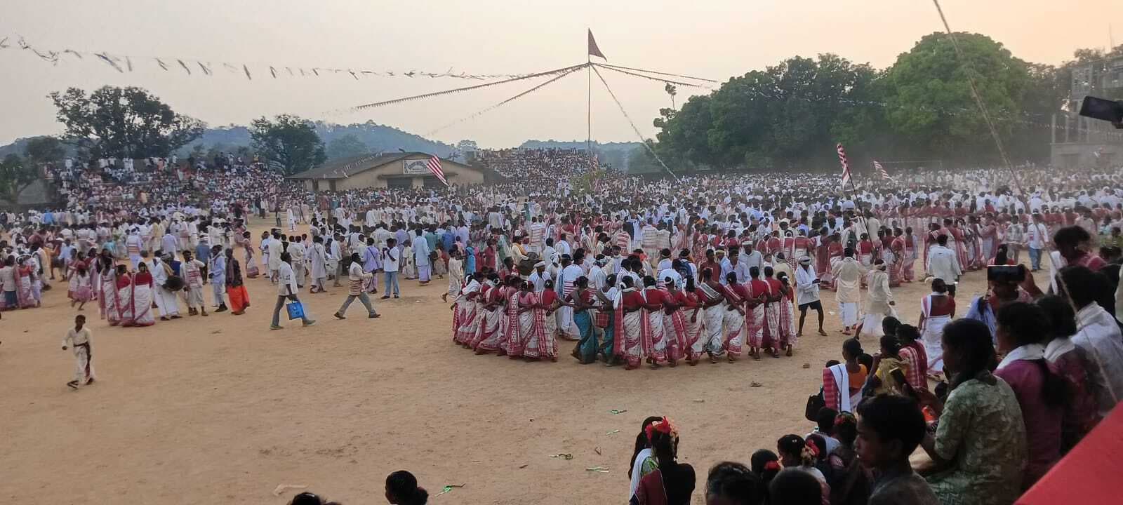 सरहुल शोभायात्रा में उमड़े लोग