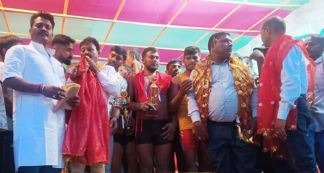 कुश्ती प्रतियोगिता में 42 पहलवानों ने दिखाया दम, बबलू उर्फ मिरचैइया बने चैंपियन