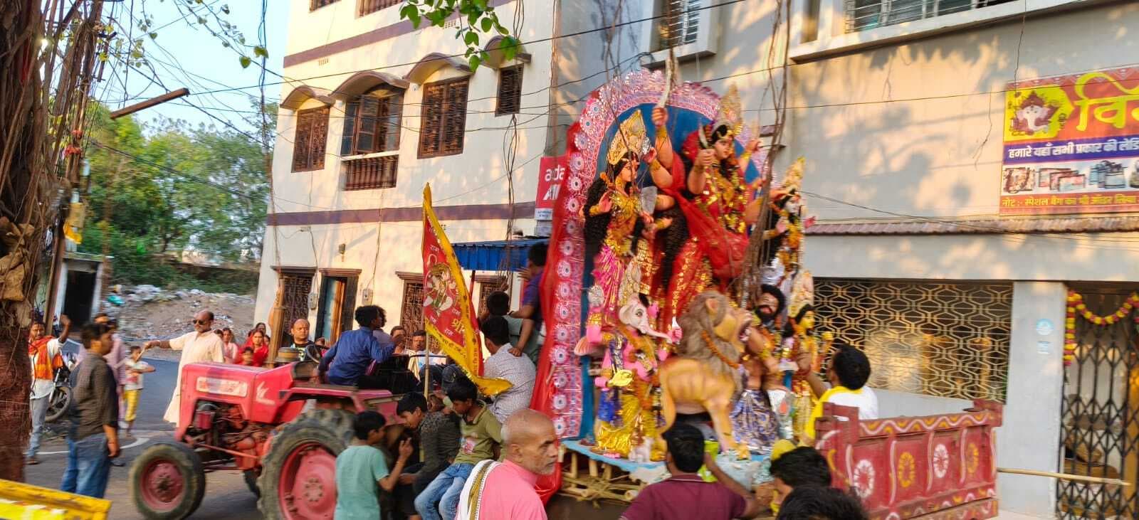 ढोल-नगाड़ों और जयकारों के बीच मां दुर्गा को भावभीनी विदाई