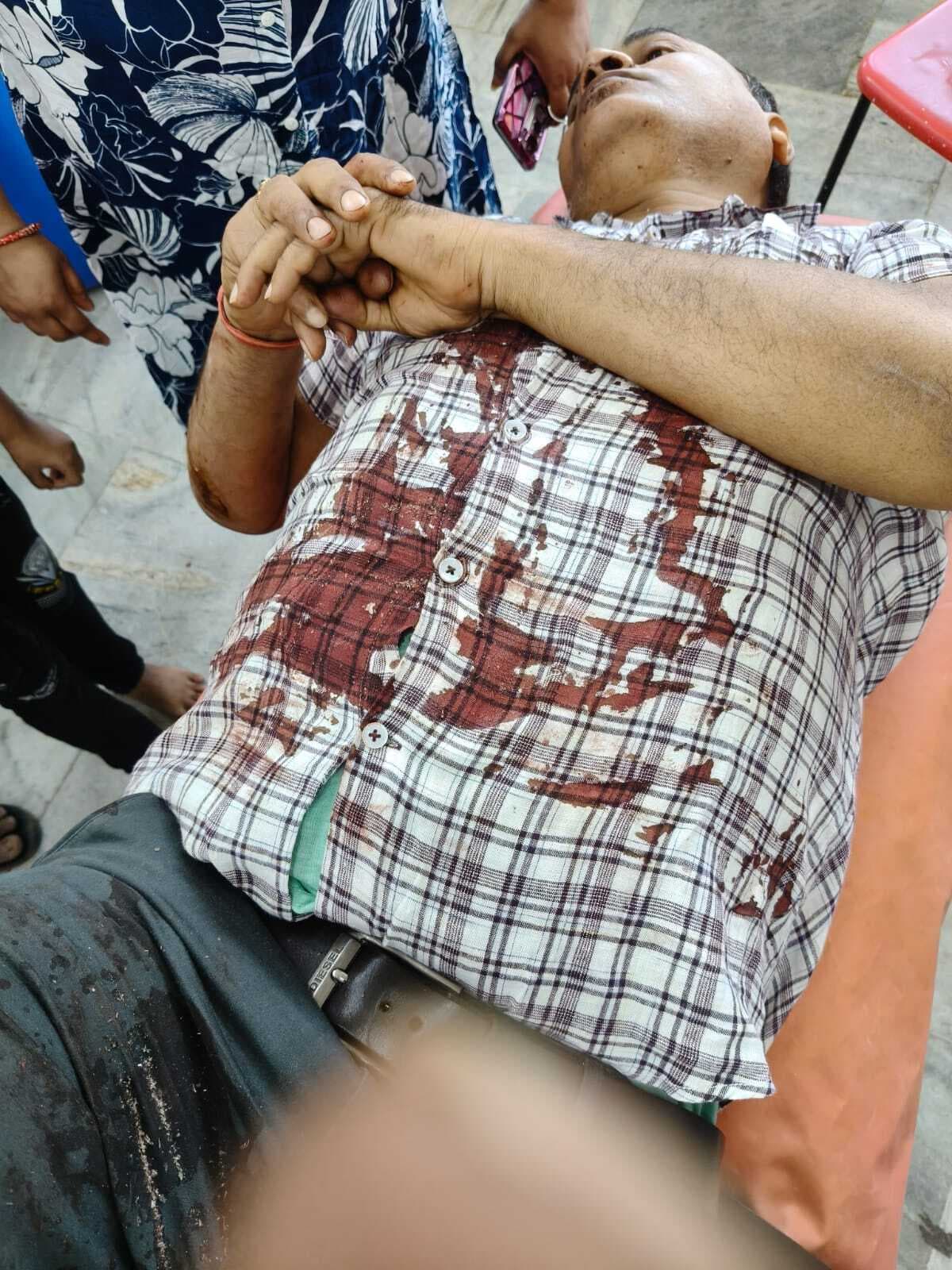 दो कारों में आमने-सामने की जोरदार टक्कर, चार लोग घायल