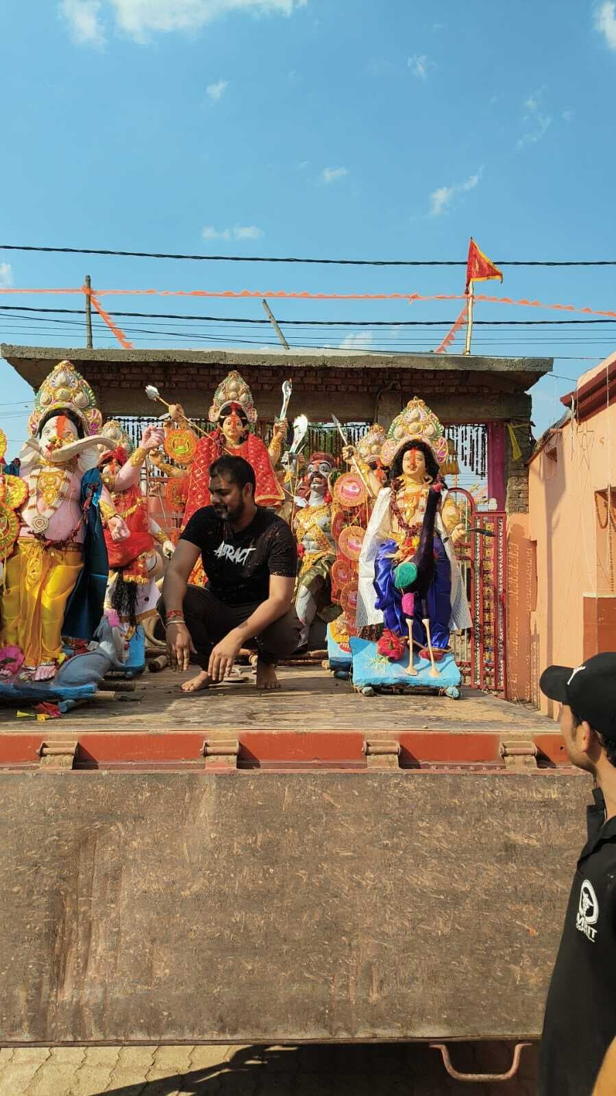 गाजे-बाजे के साथ प्रतिमाओं का किया विसर्जन