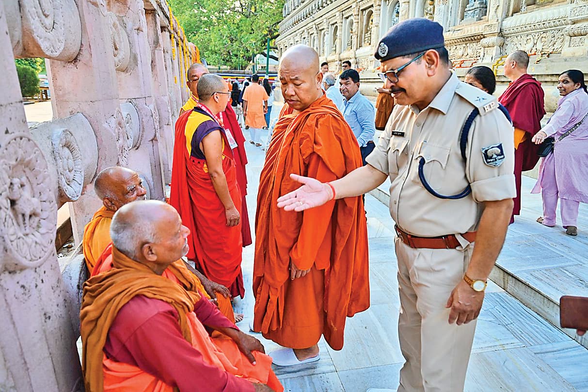 भिक्षुओं के वेश में धन उगाही का खेल रुकेगा, महाबोधि मंदिर में इंट्री होगी बैन