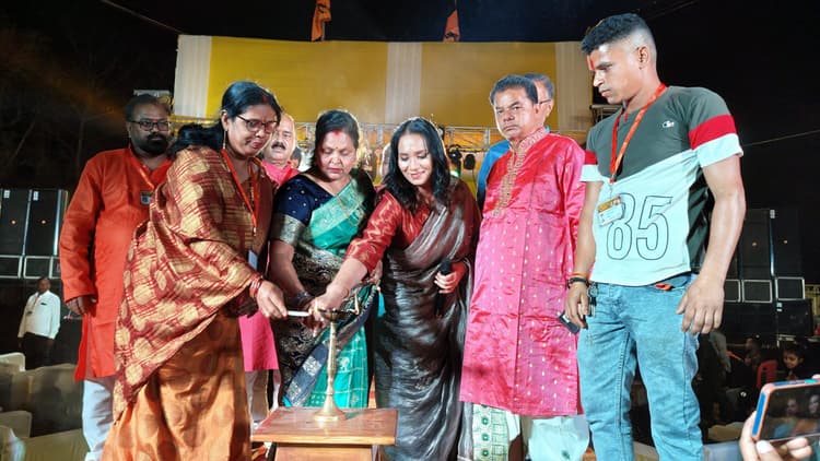 Giridih News :कल्पना पटवारी के गीतों ने बांधा समा, झूमे श्रद्धालु