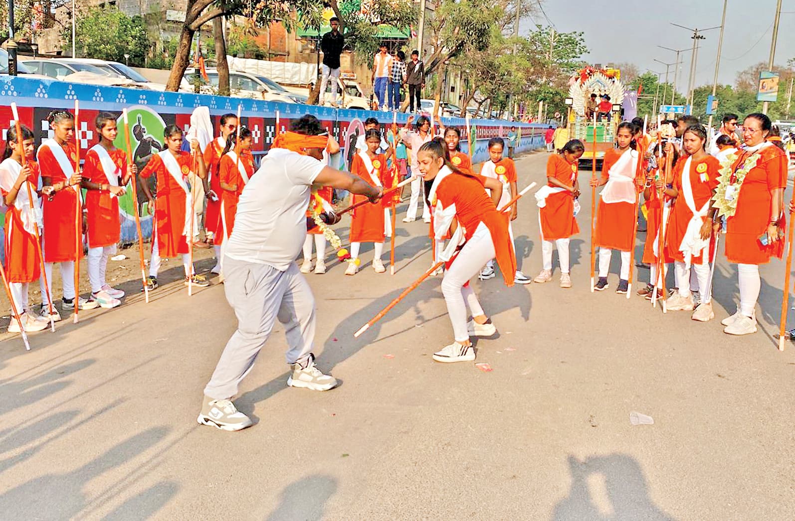 Rourkela News: रामनवमी शोभायात्रा में ब्रह्मोस मिसाइल और प्रसिद्ध मंदिरों की झांकी रही आकर्षण