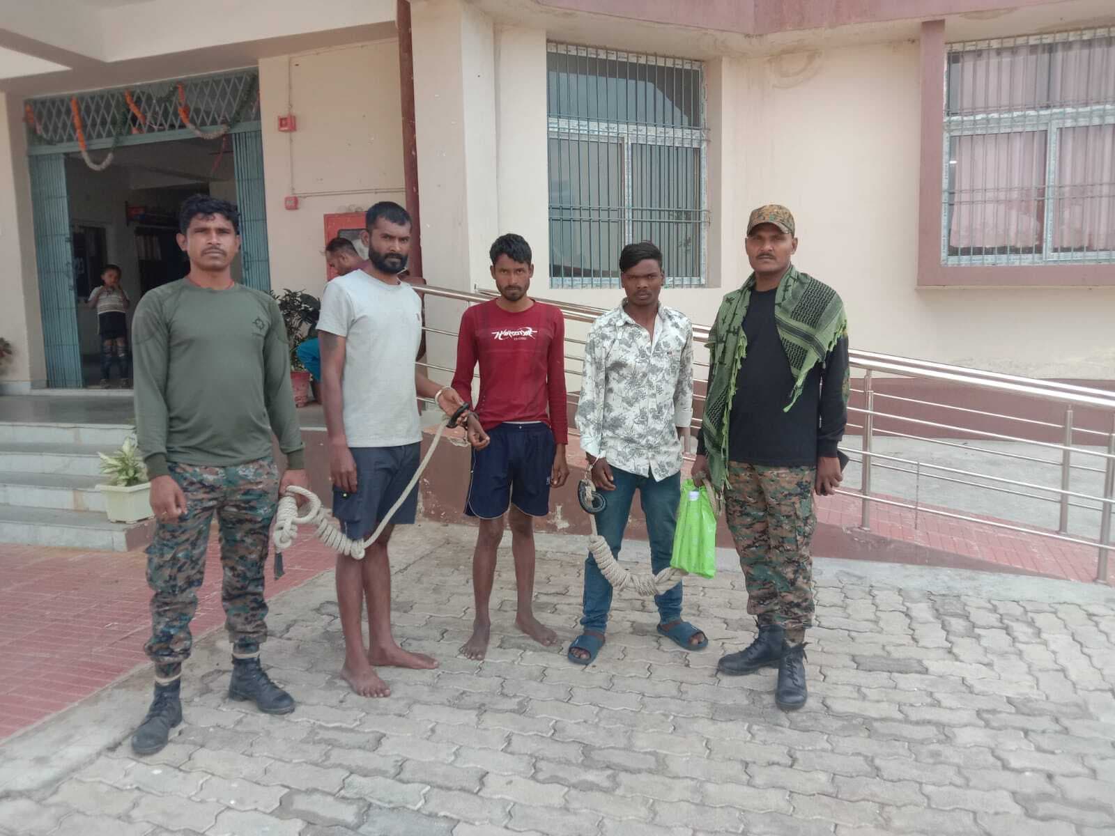 शराब पीकर हंगामा कर रहे तीन लोगों को पुलिस ने किया  गिरफ्तार