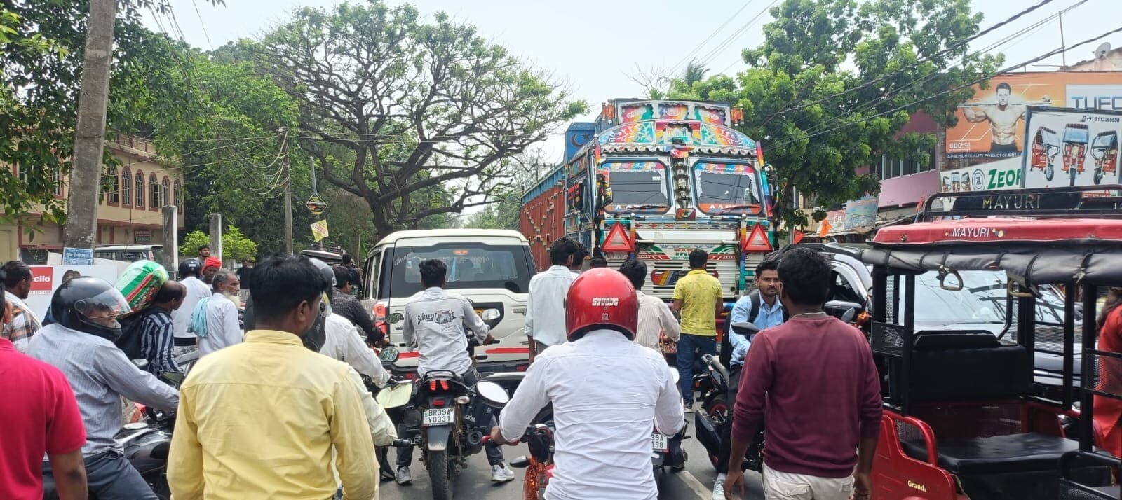 एलपीजी के किल्ल्त से पैनिक हो रहे उपभोक्ता, प्रशासन मूकदर्शक