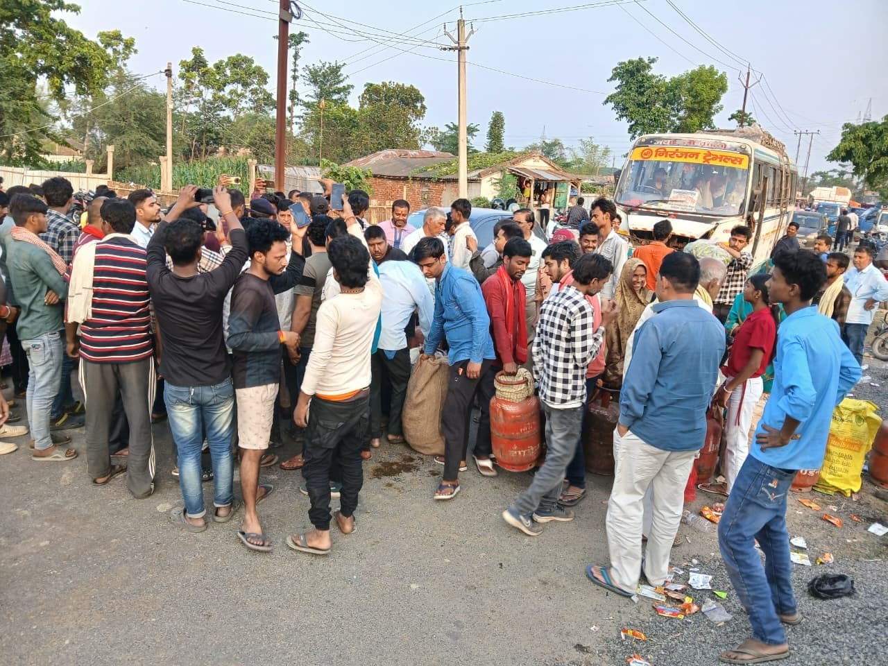 गैस नहीं मिलने को लेकर किया सड़क जाम