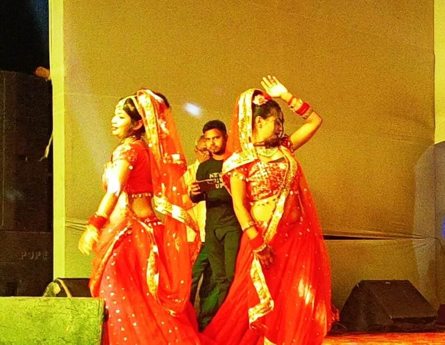 सांस्कृतिक कार्यक्रम में देर रात तक झूमते रहे लोग