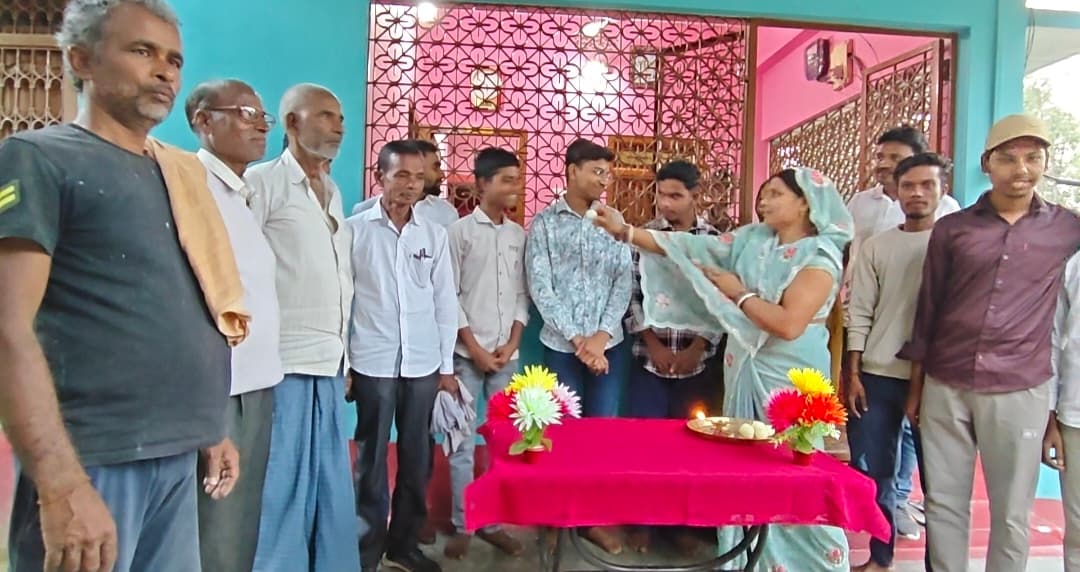 कालसर गांव में समारोह आयोजित कर मैट्रिक में जिला टॉपर को किया सम्मानित