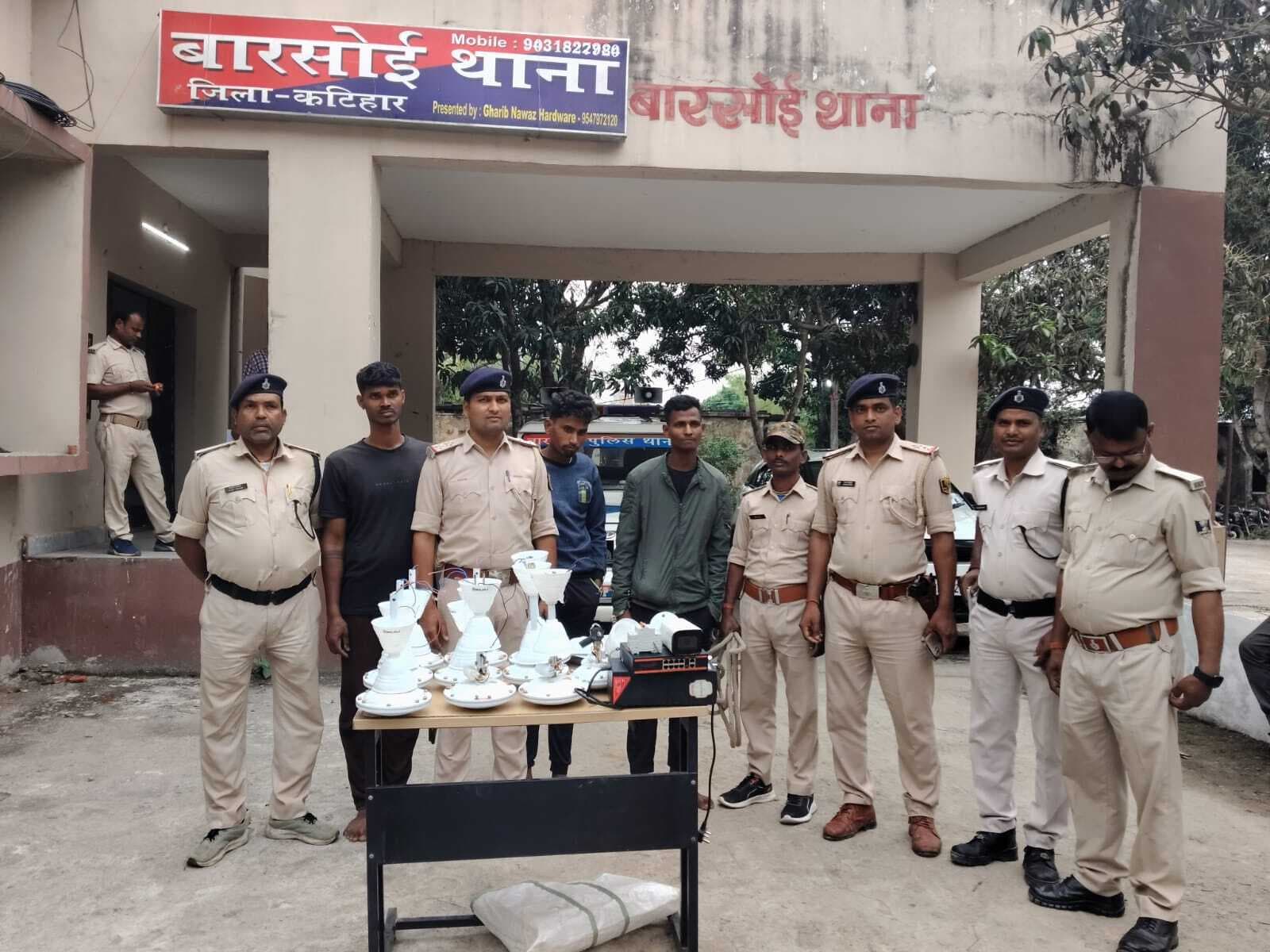 बिजली चोरी गिरोह का भंडाफोड़: सरकारी संस्थानों से चोरी कर बेचते थे सामान, 10 गिरफ्तार