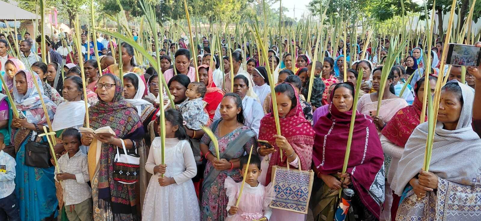 प्रभु यीशु की विनम्रता, बलिदान और शांति का प्रतीक : फा रोबर्ट मिंज