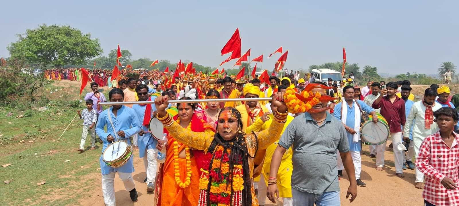 501 कुंवारी कन्याओं ने निकाली भव्य कलश यात्रा
