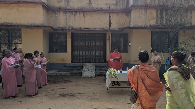 Giridih News :खजूर की डालियों के साथ मसीही समुदाय ने निकाली शोभा यात्रा