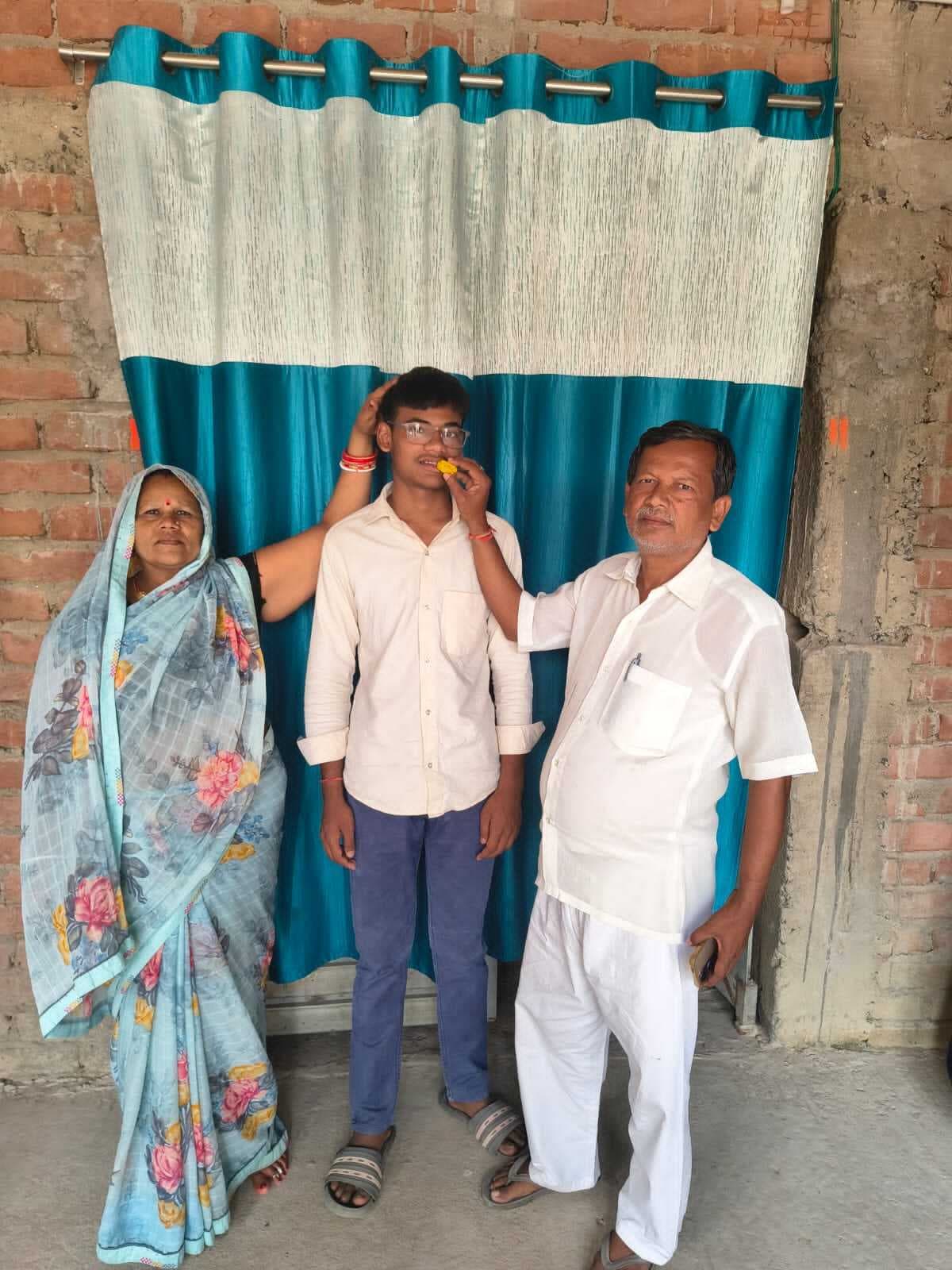 फरकिया का बेटा मृणाल किशोर मैट्रिक में प्राप्त किया बिहार में दसवां स्थान