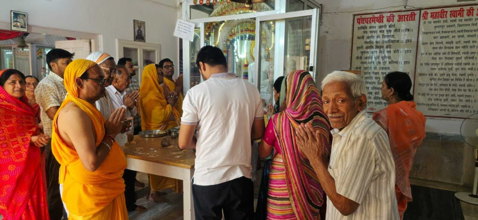 धूमधाम से मनी महावीर जयंती, निकली शोभा यात्रा