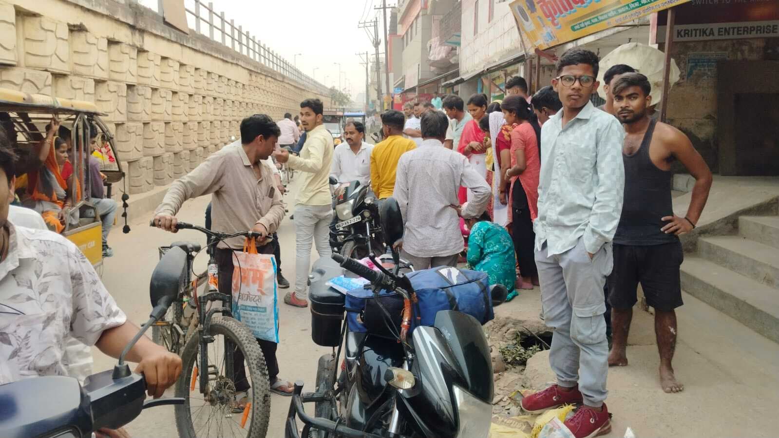 लालापुर सर्विस सड़क पर अतिक्रमण से जाम, लोगों की बढ़ी परेशानी