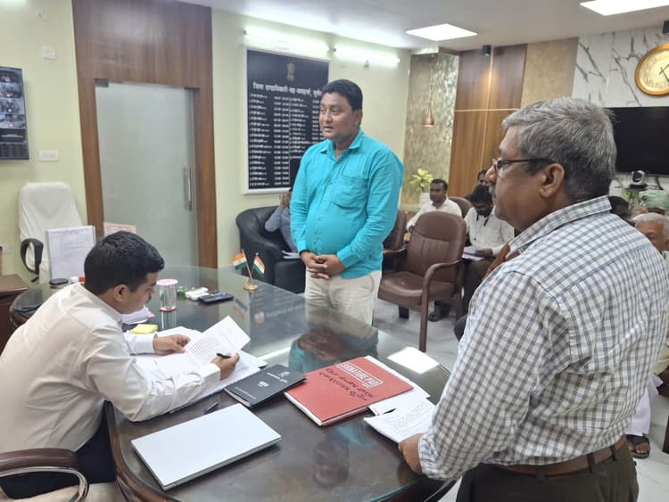 जनता दरबार में प्राप्त शिकायत को समयबद्ध व पारदर्शी तरीके से निष्पादन करने का डीएम ने दिया निर्देश