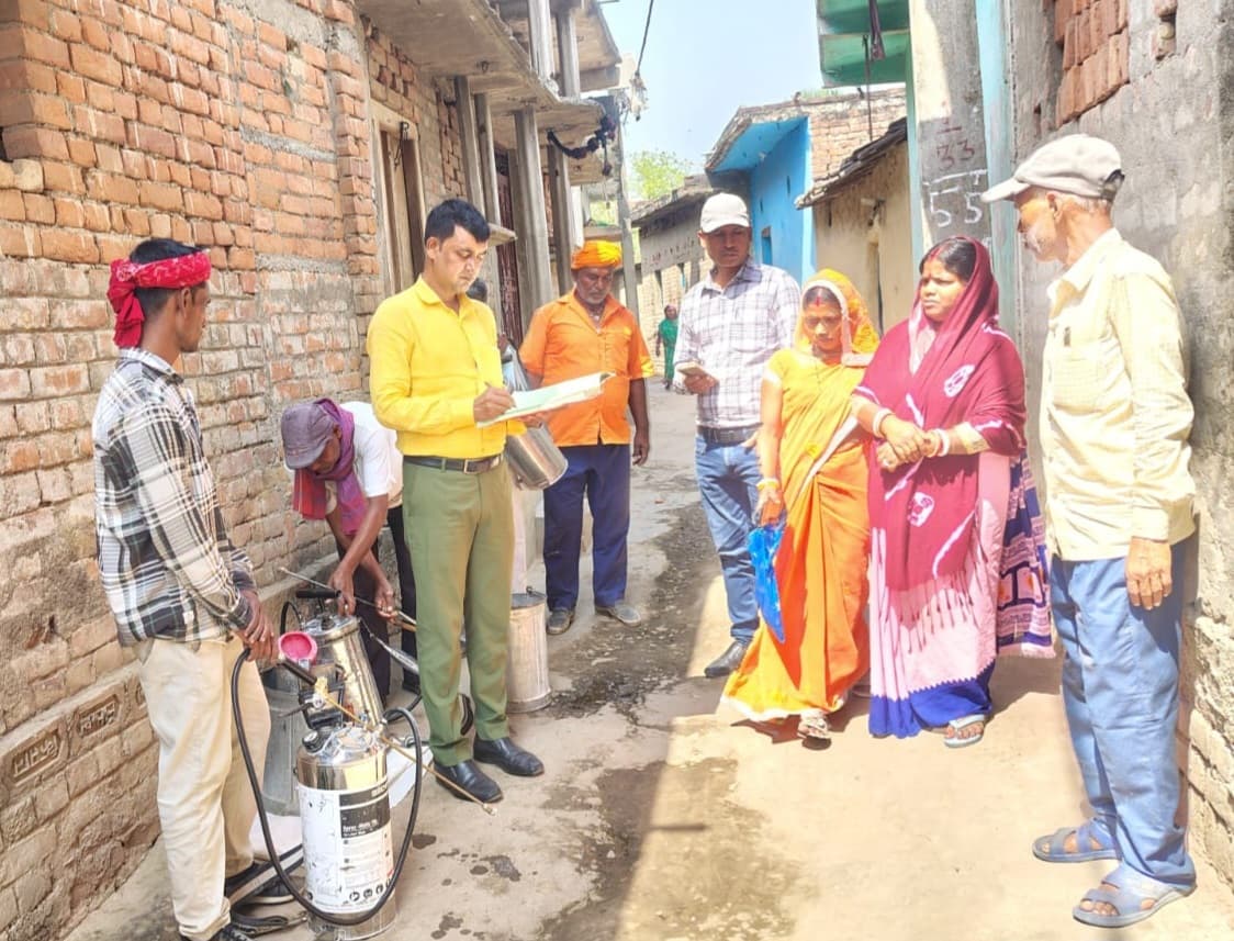 कालाजार उन्मूलन के लिए रामगढ़ प्रखंड में सिंथेटिक पाउडर का छिड़काव