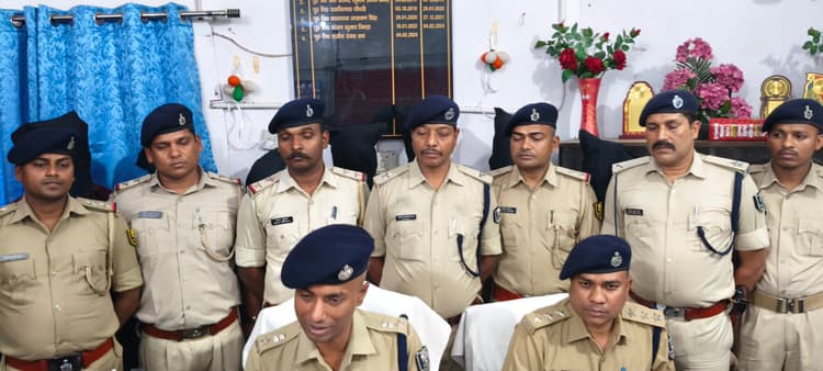 16 लूट व छिनतई कांड में संलिप्त अंतरजिला गिरोह के सात अपराधी गिरफ्तार