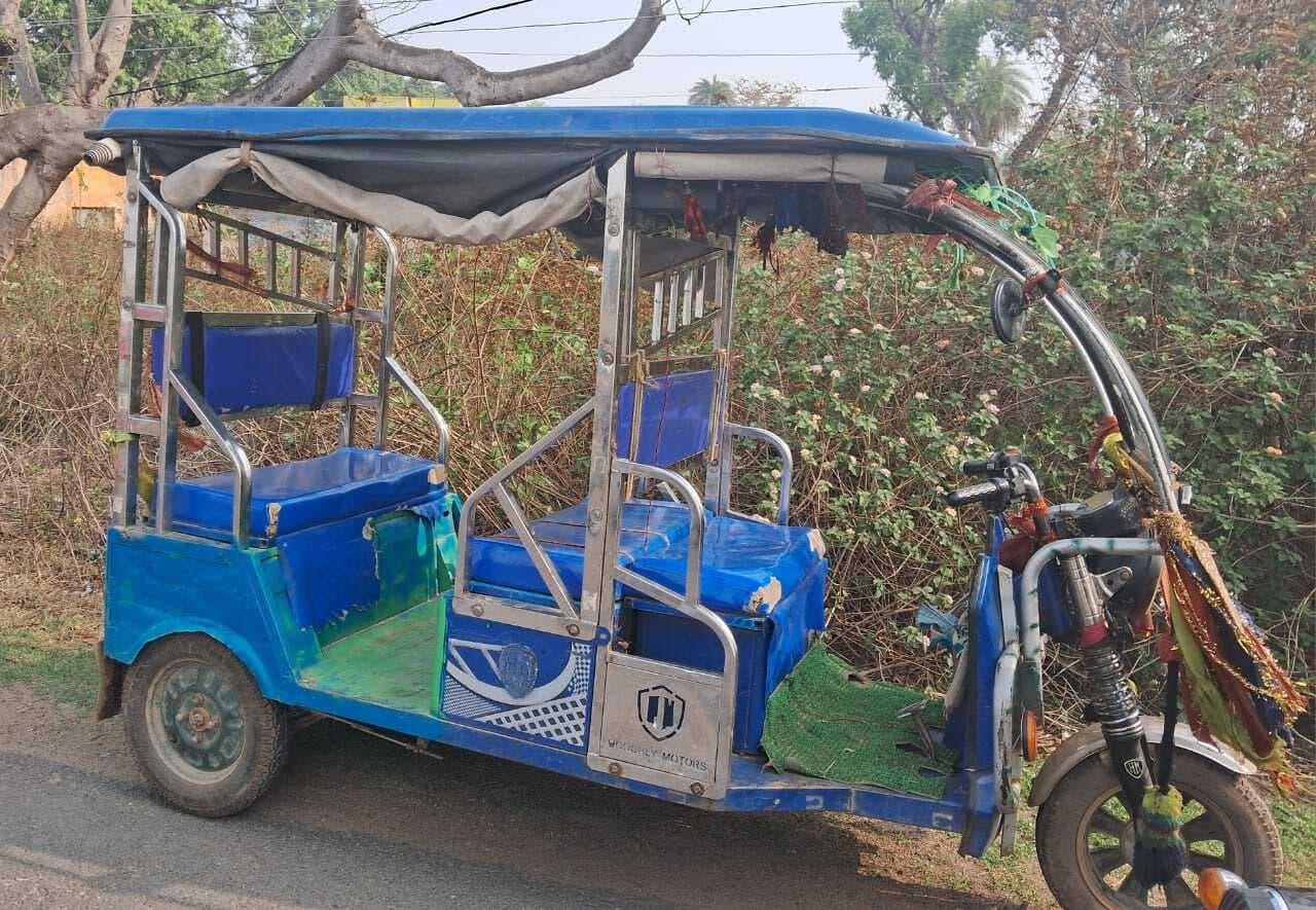 तेज रफ्तार पिकअप से बचने में टोटो पलटा, तीन घायल