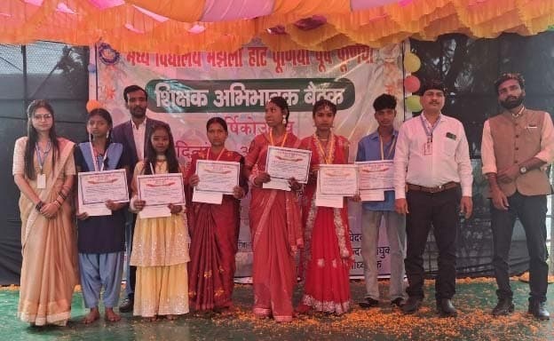 मध्य विद्यालय मंझेली हाट में वर्गवार मूल्यांकन टॉपर व उपस्थिति टॉपर हुए सम्मानित