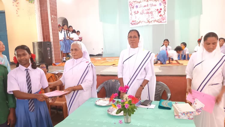 संत तेरेसा स्कूल में शिक्षक अभिभावक गोष्ठी