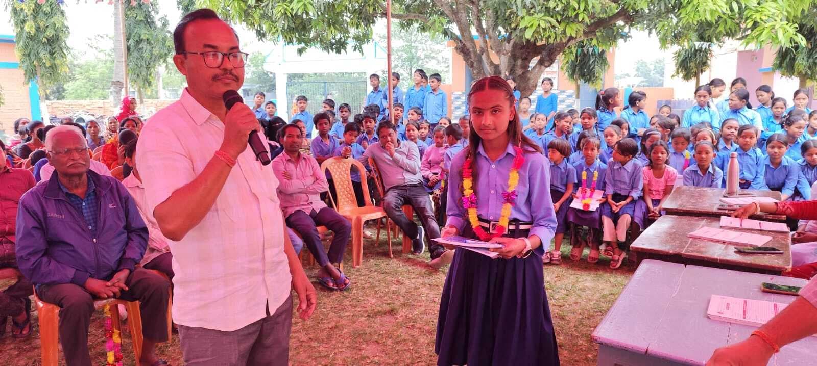 जेएनवी प्रवेश परीक्षा उत्तीर्ण करने पर छात्रा को किया सम्मानित