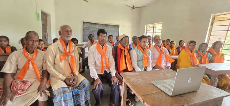 मैना भगवानपुर गांव में भाजपाइयों ने सुनी पीएम के मन की बात