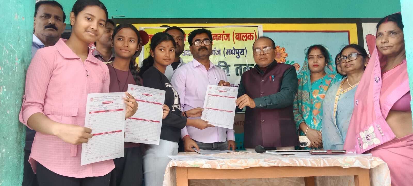 संगोष्ठी में बच्चों को दिया प्रगति पत्र