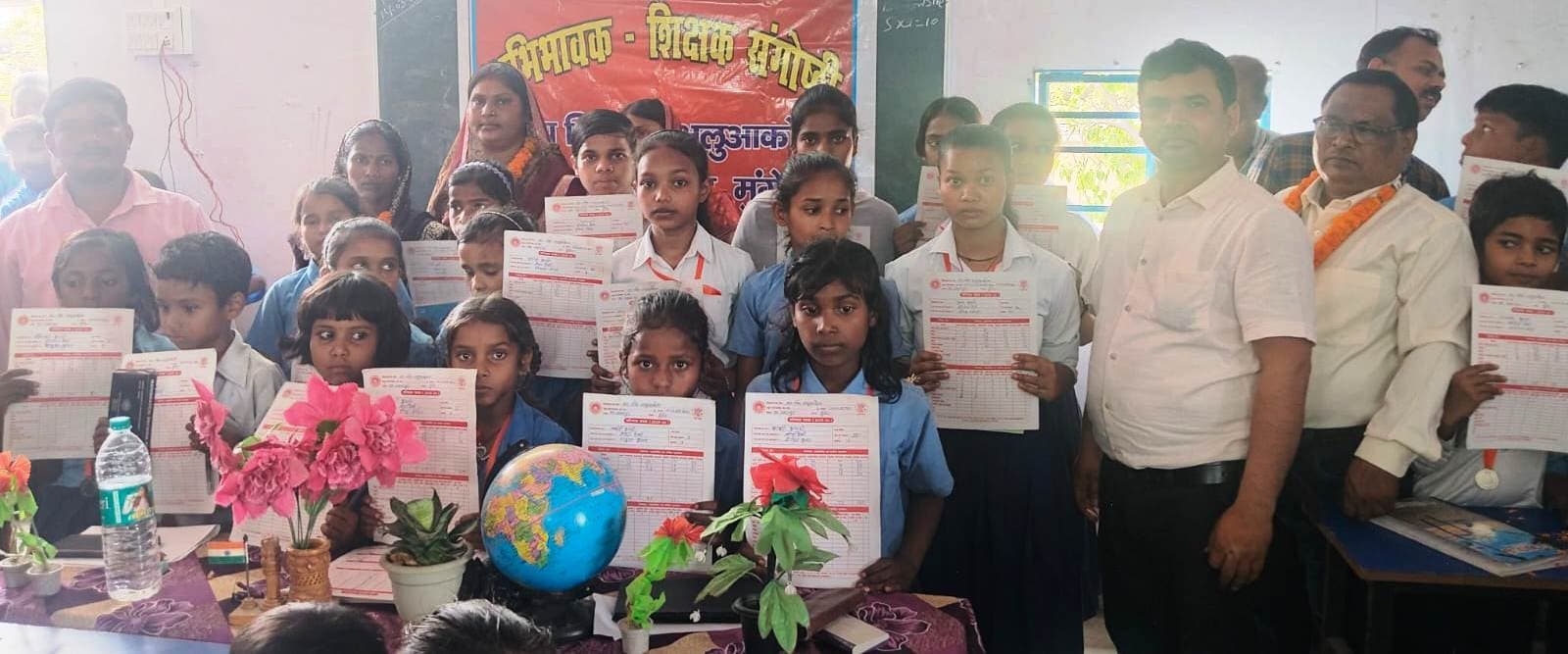 अव्वल छात्र-छात्राओं के साथ शिक्षा के प्रति जिम्मेदारी निभाने वाली माताएं भी हुईं सम्मानित