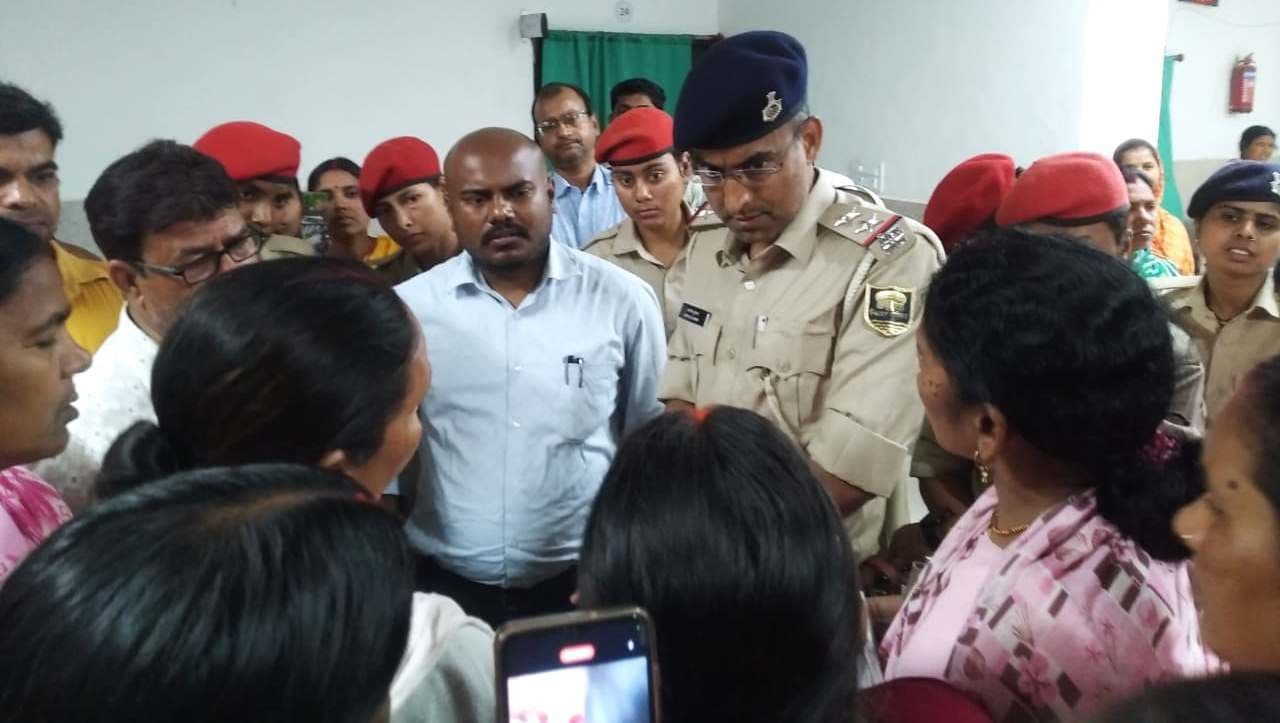 बकाया मानदेय भुगतान की मांग को ले आशा ने पीएचसी में किया हंगामा