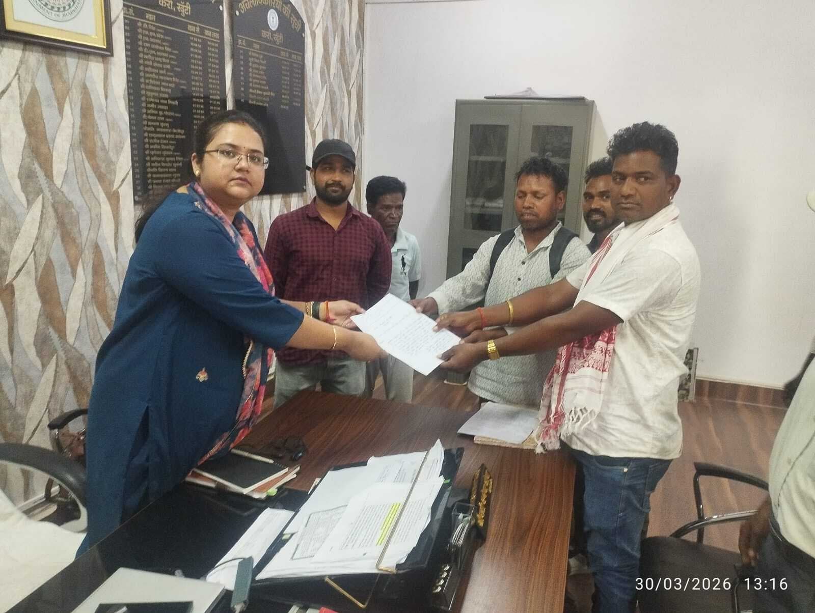 ग्राम प्रधान को हटाने की मांग