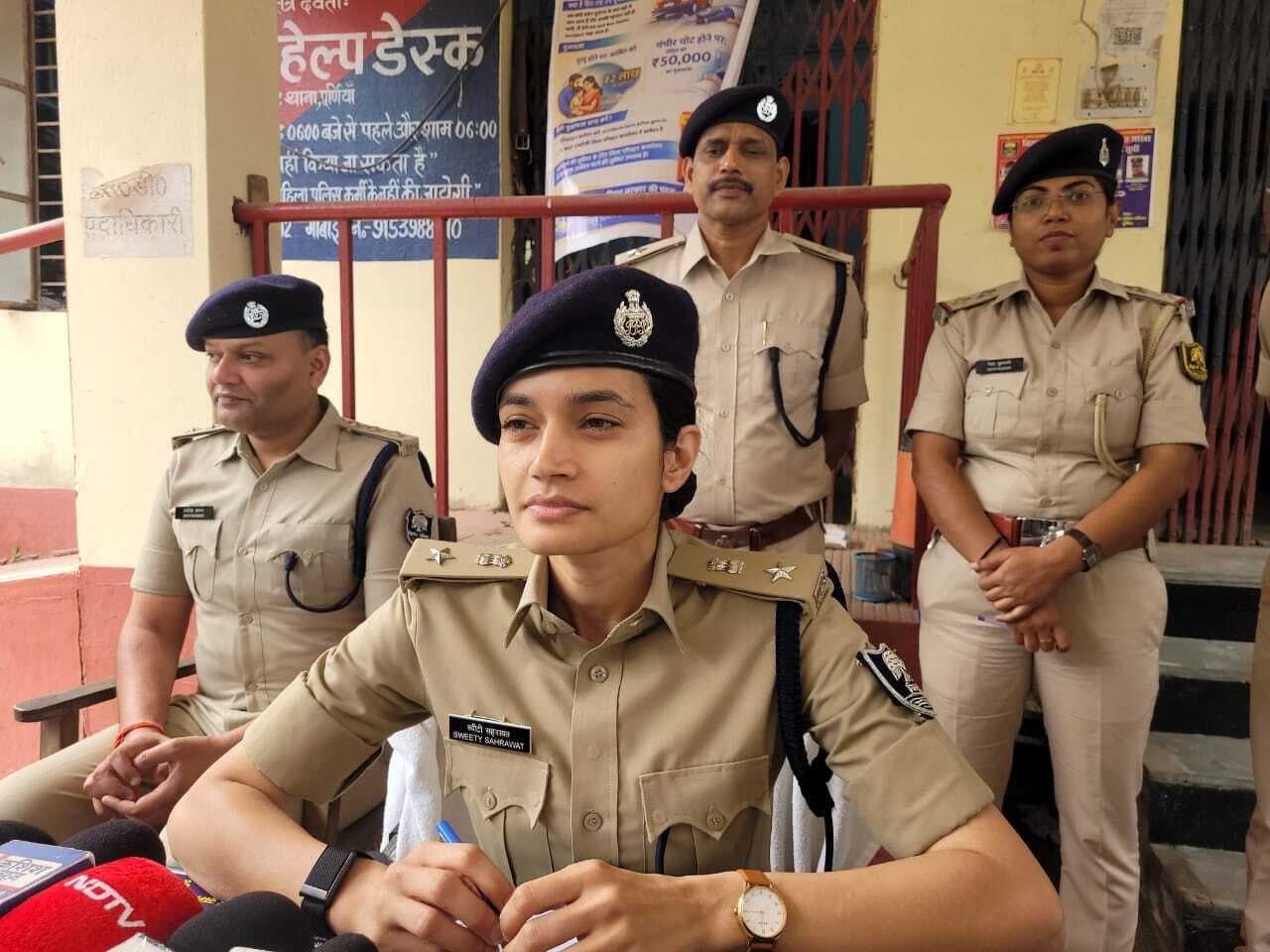 जवाबी कार्रवाई में पुलिस ने एके 47 हथियार से की फायरिंग, पांच अपराधी मौके पर पकड़े गये