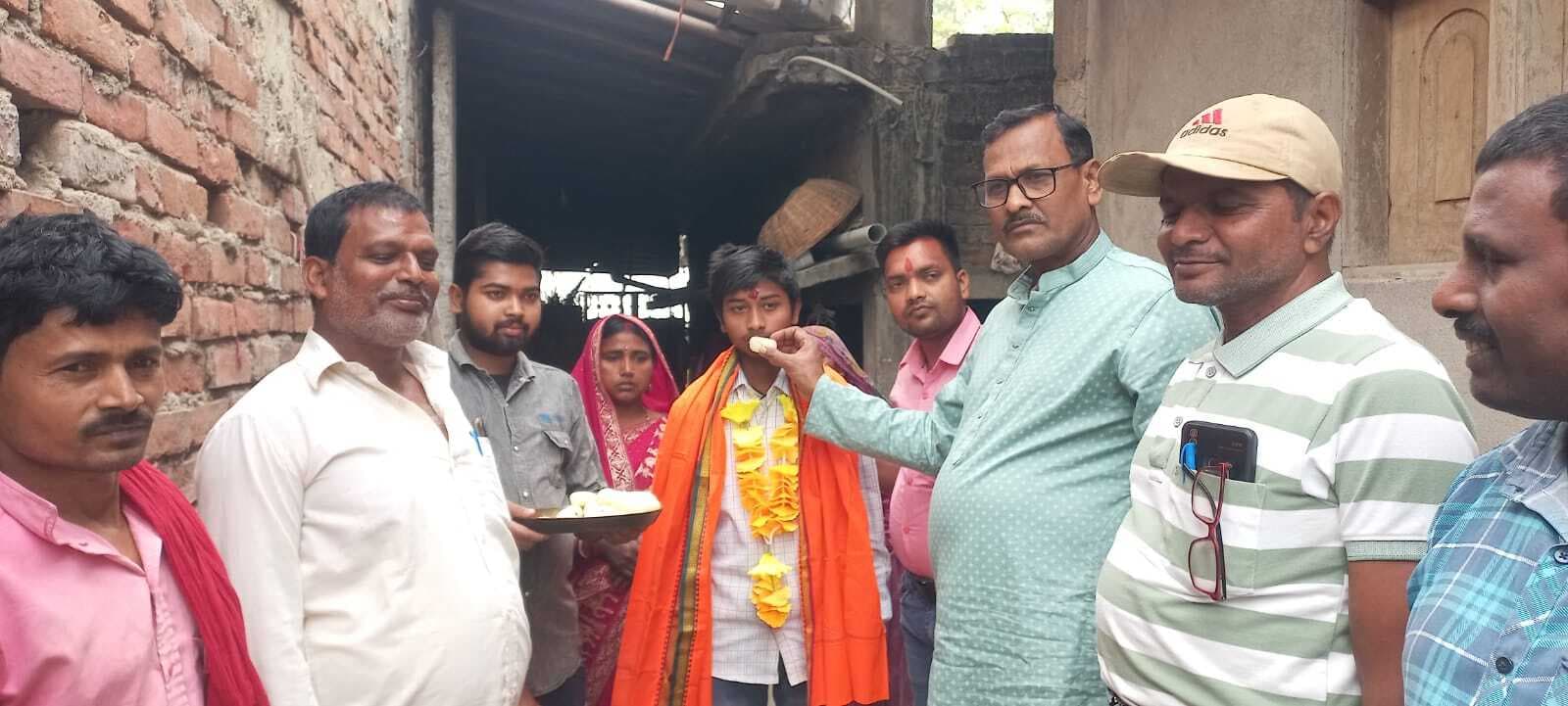 विद्यालय टॉपर को पंचायत के जनप्रतिनिधियों ने किया सम्मानित