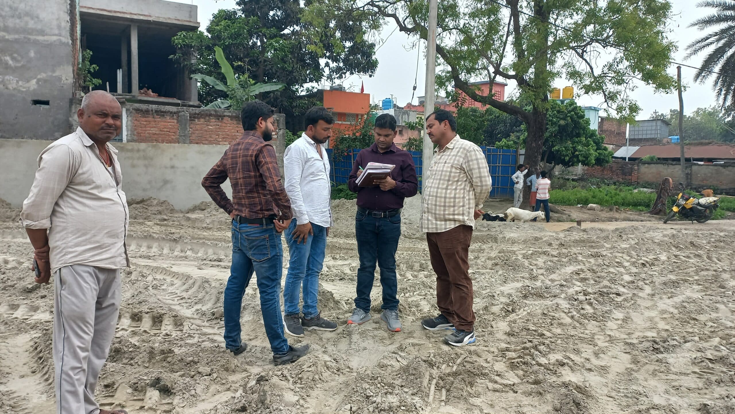 सोनपुर मंडल के अधिकारी ने काढागोला स्टेशन निर्माण कार्य का लिया जायजा