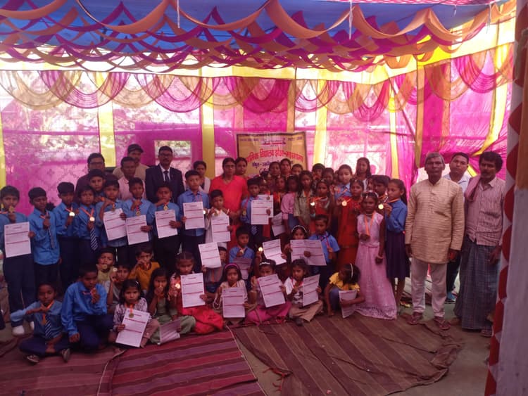 बच्चों के बीच प्रवेश प्रगति प्रमाण पत्र का वितरण
