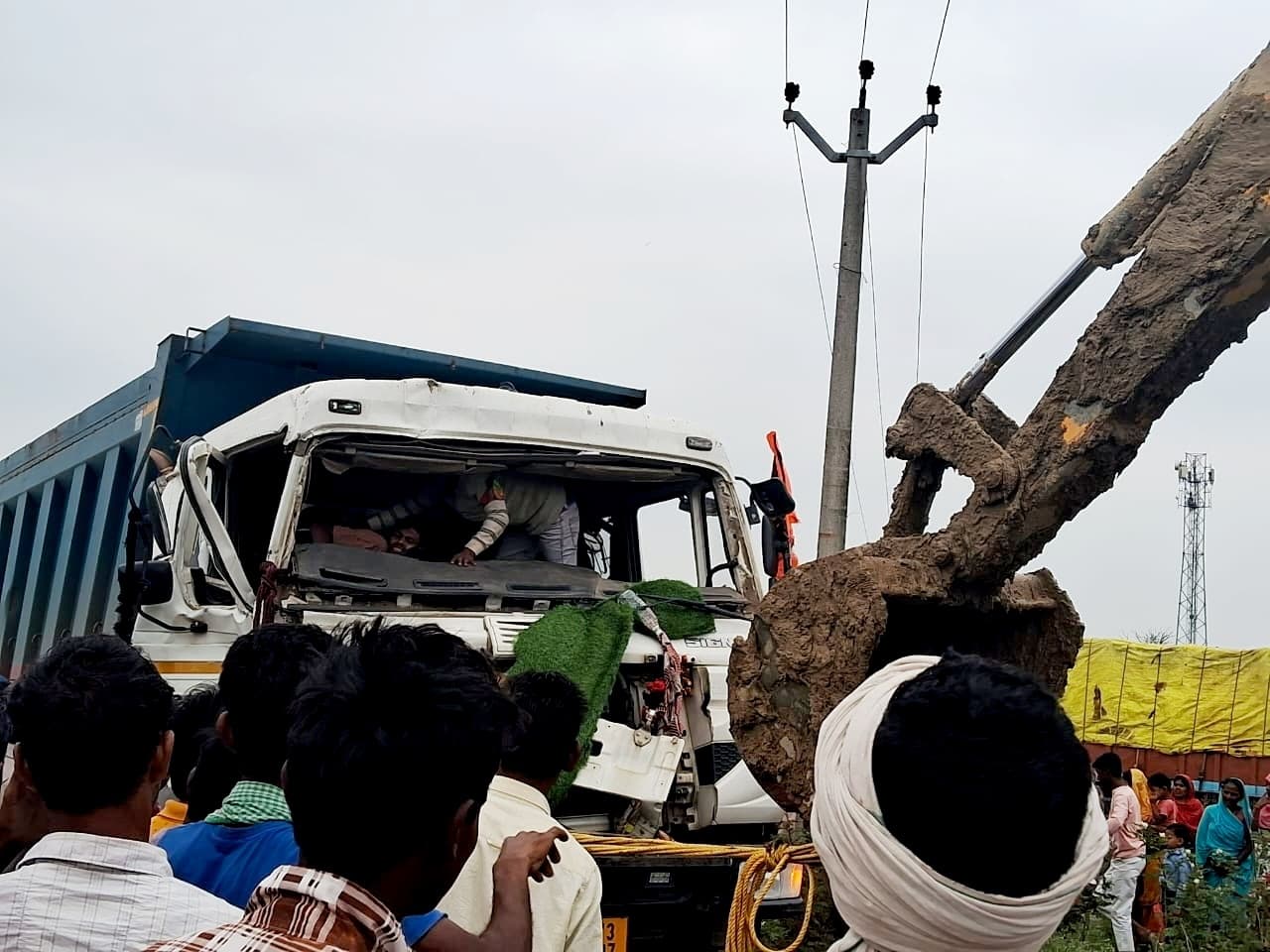 एनएच 327ई पर भीषण सड़क हादसा, खड़ा ट्रक से टकराया बालू लदा हाइवा