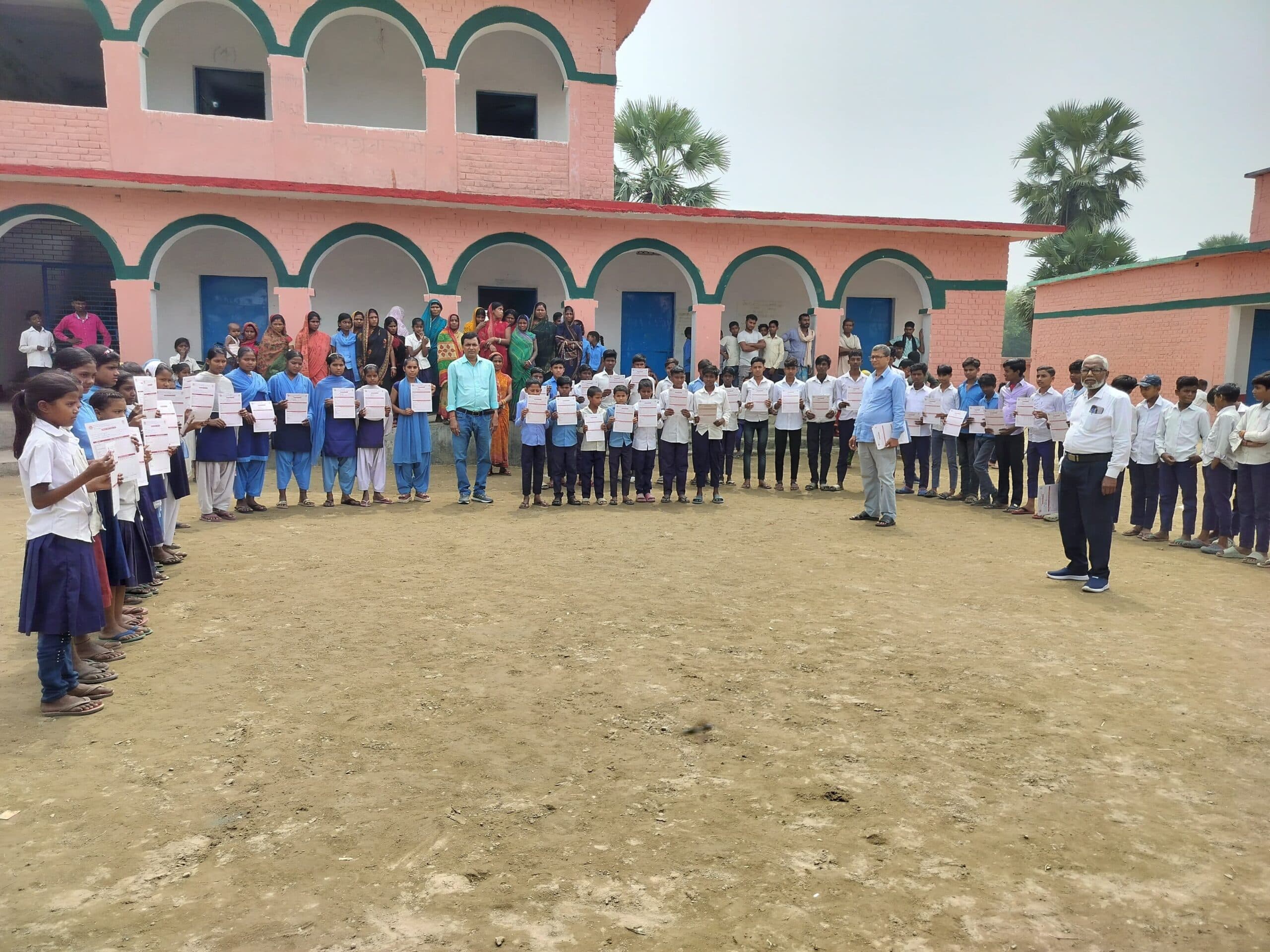 शिक्षक-अभिभावक संगोष्ठी में प्रगति पत्र का वितरण