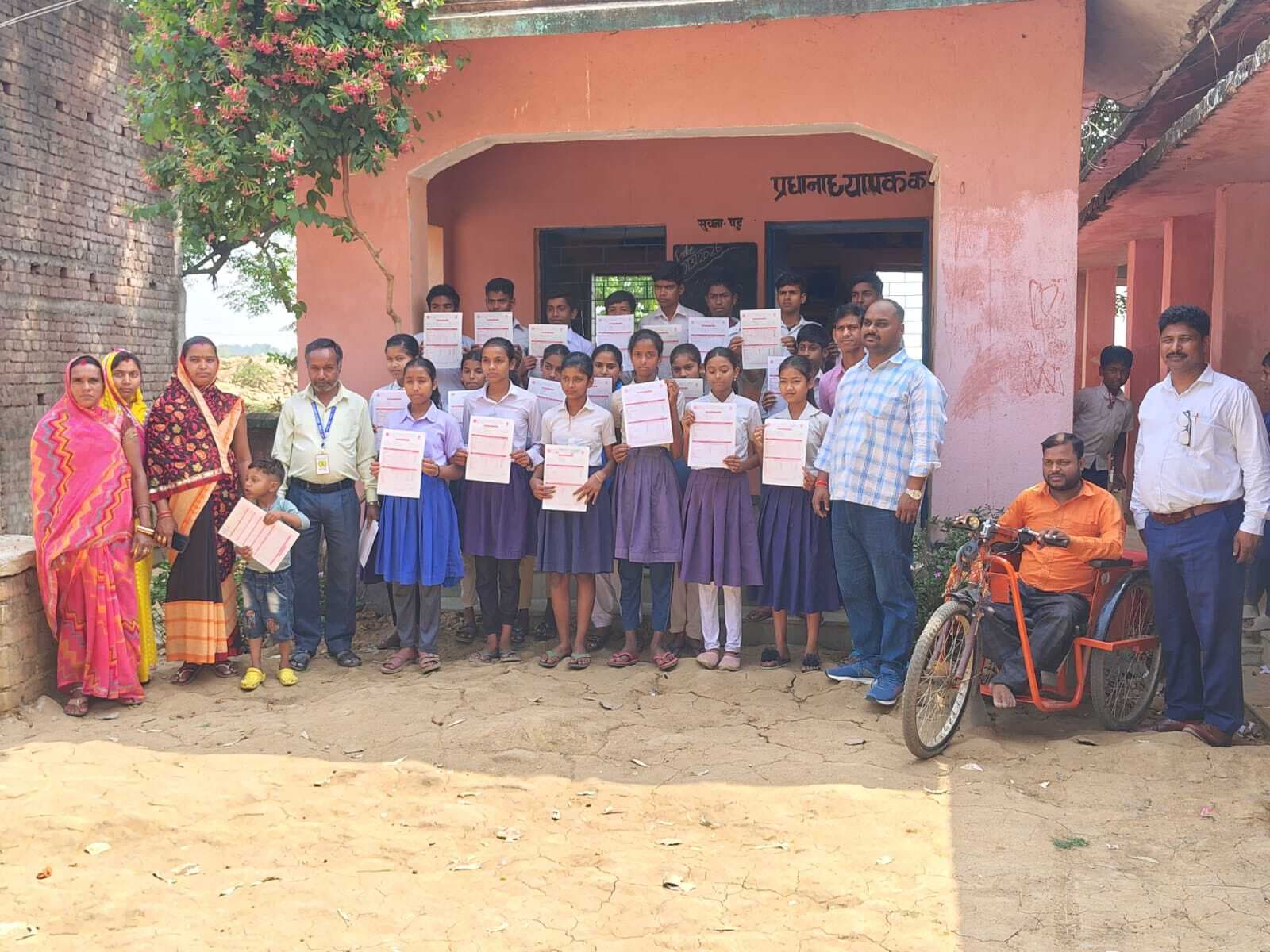 आठवीं के विद्यार्थियों के बीच प्रगति पत्रक का वितरण